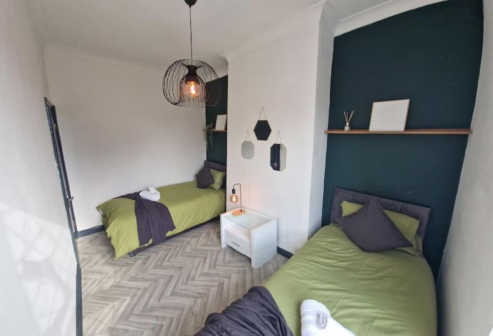 Spacious House with 4-Room Sleeps 8 Ideal for Contractors & Groups ,Family - Smart TV - Netflix - Parking - Birmingham 20min M6 J9