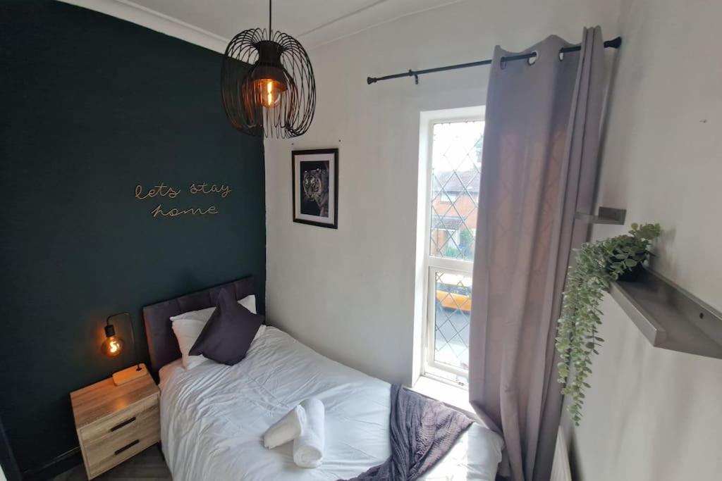 Spacious House with 4-Room Sleeps 8 Ideal for Contractors & Groups ,Family - Smart TV - Netflix - Parking - Birmingham 20min M6 J9, photo 31