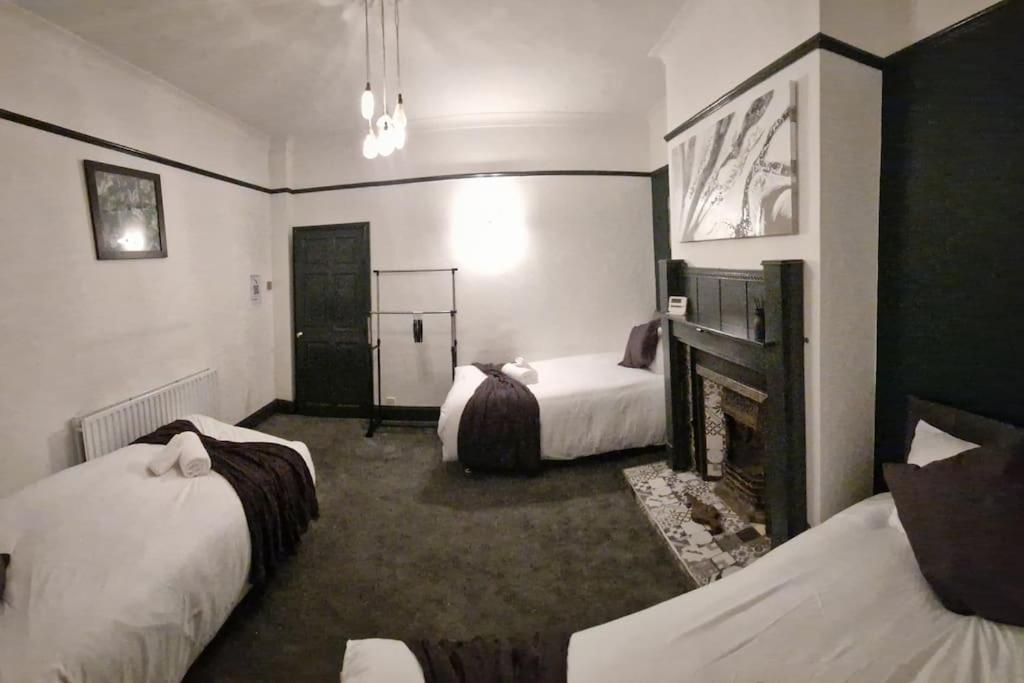 Spacious House with 4-Room Sleeps 8 Ideal for Contractors & Groups ,Family - Smart TV - Netflix - Parking - Birmingham 20min M6 J9, photo 19