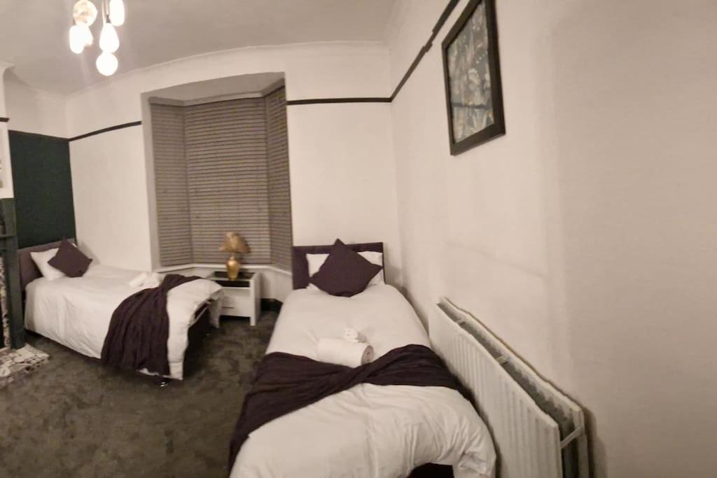 Spacious House with 4-Room Sleeps 8 Ideal for Contractors & Groups ,Family - Smart TV - Netflix - Parking - Birmingham 20min M6 J9, photo 3