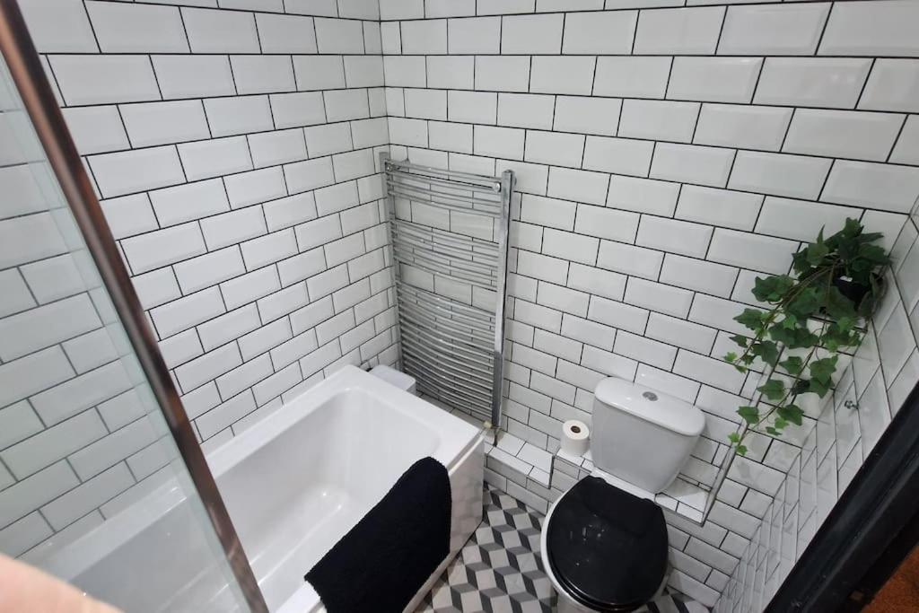 Spacious House with 4-Room Sleeps 8 Ideal for Contractors & Groups ,Family - Smart TV - Netflix - Parking - Birmingham 20min M6 J9, photo 9