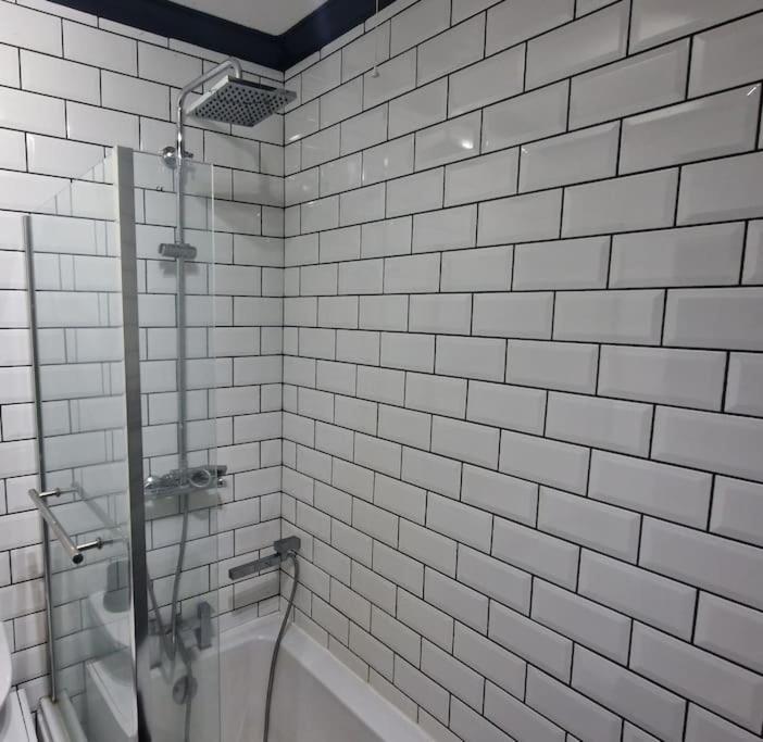 Spacious House with 4-Room Sleeps 8 Ideal for Contractors & Groups ,Family - Smart TV - Netflix - Parking - Birmingham 20min M6 J9, photo 20