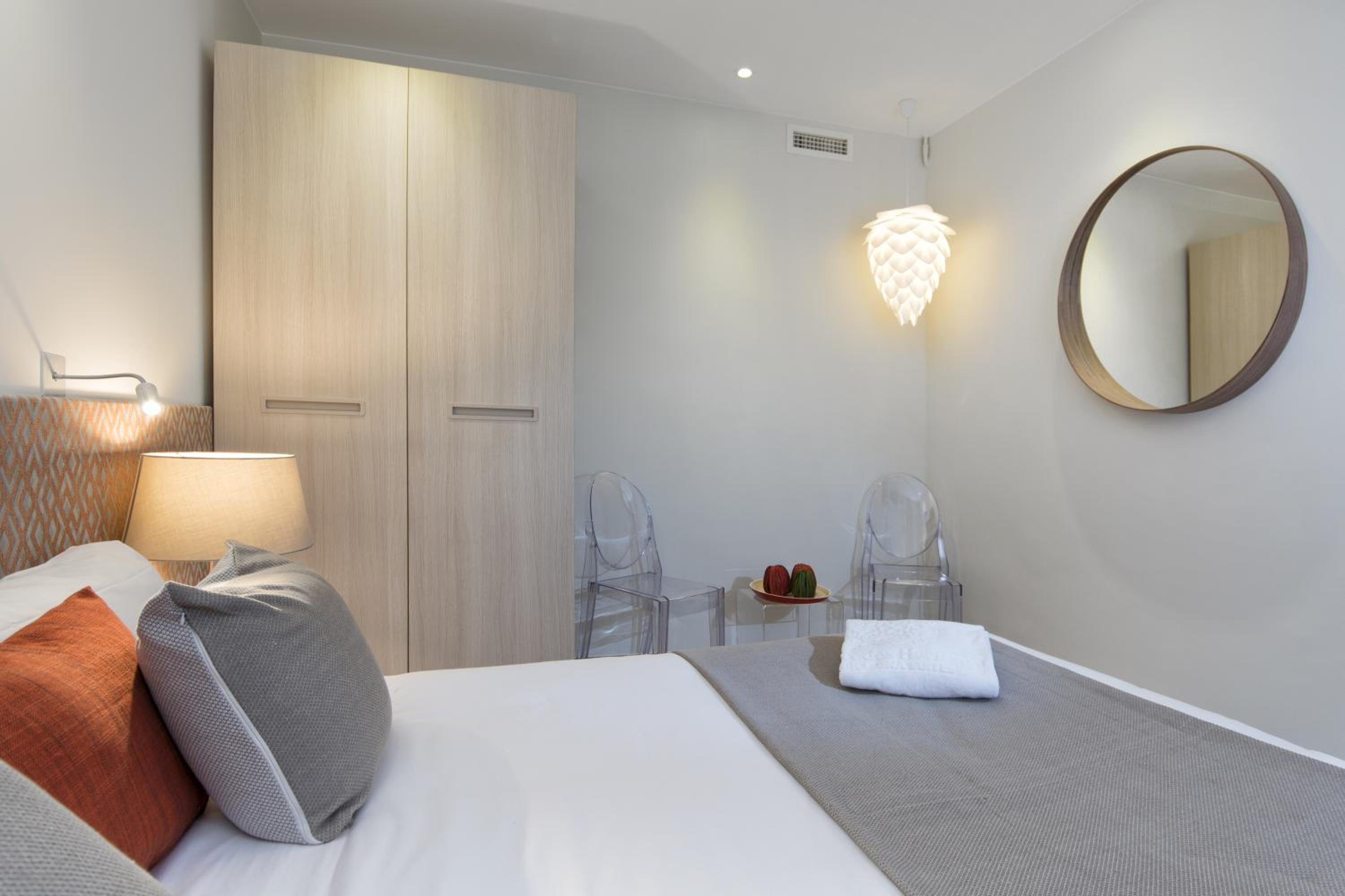 Eixample Building Apartments by Mercedes Heritage