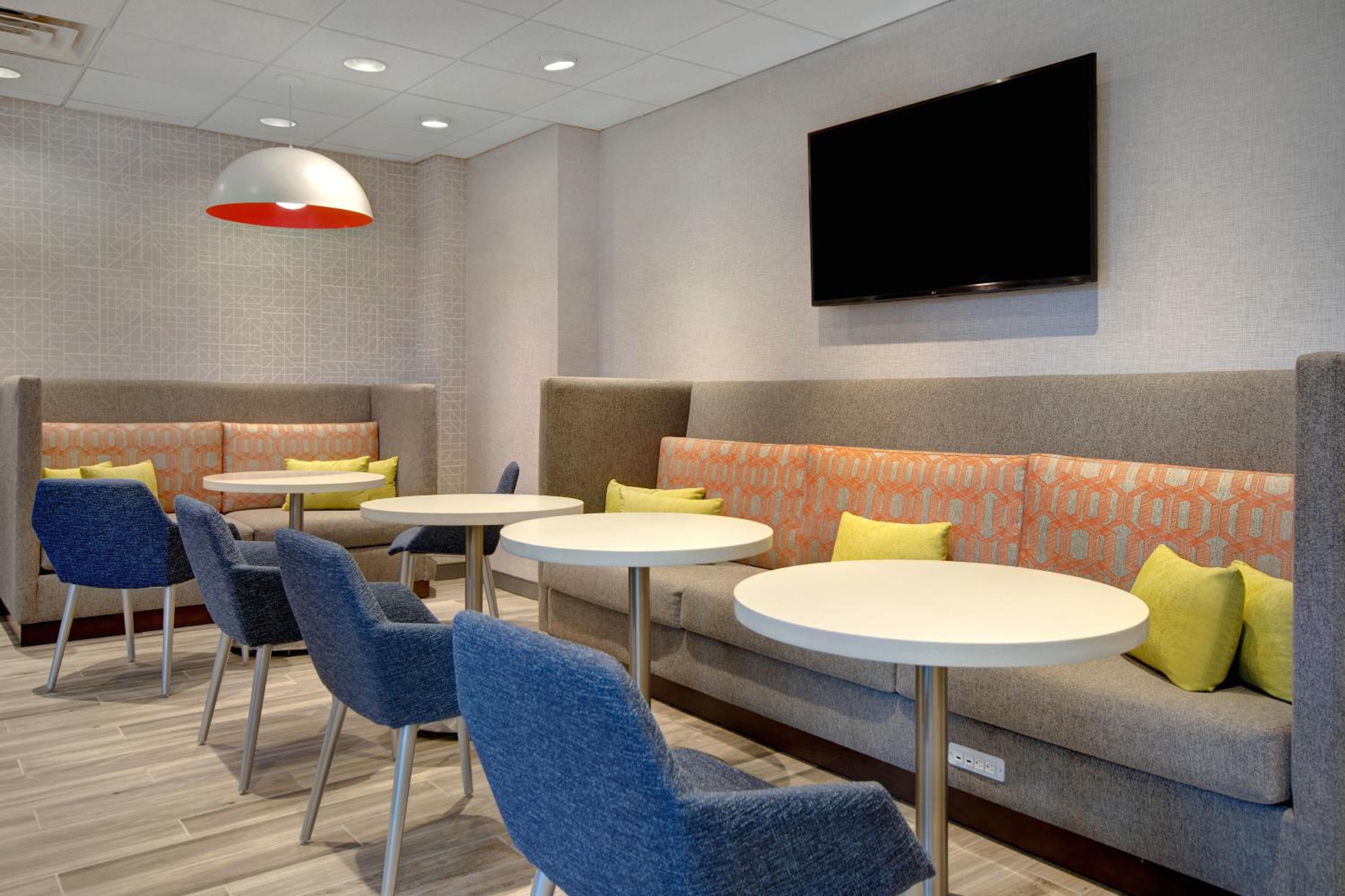 Hampton Inn  Suites Yonkers - Property Image 11