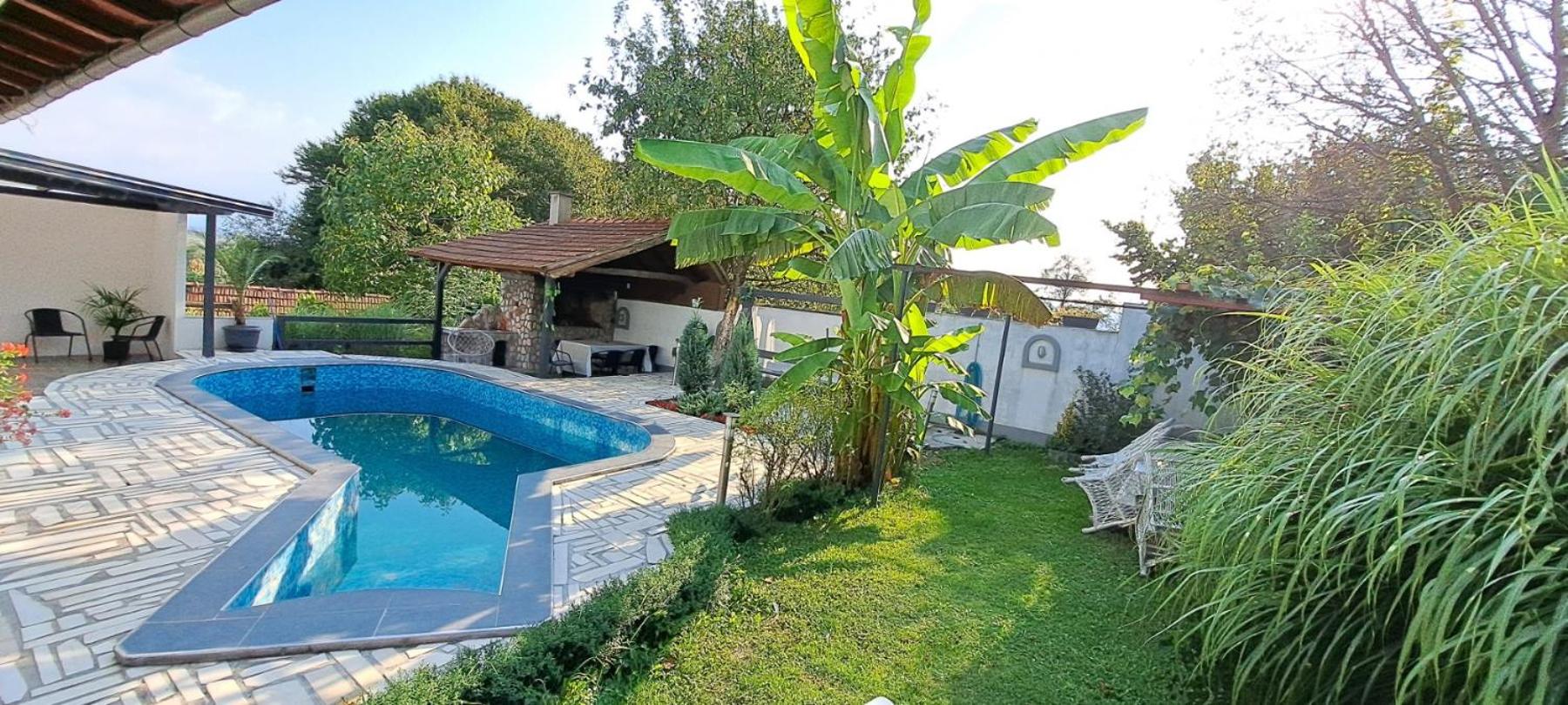 Garden- pool apartman