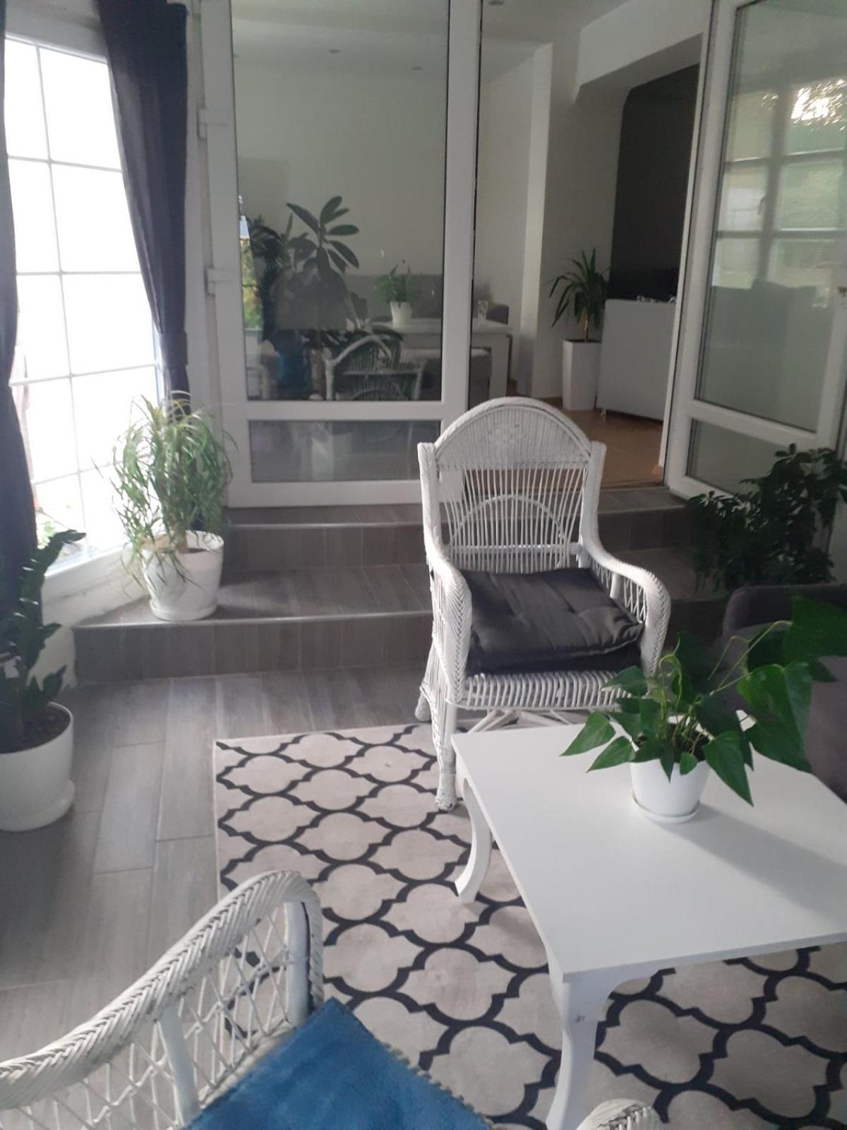 Garden- pool apartman