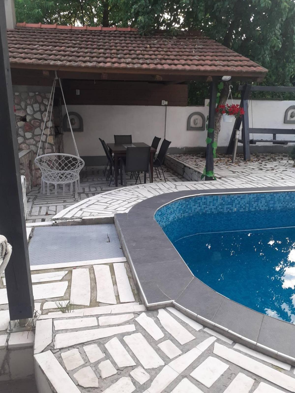 Garden- pool apartman
