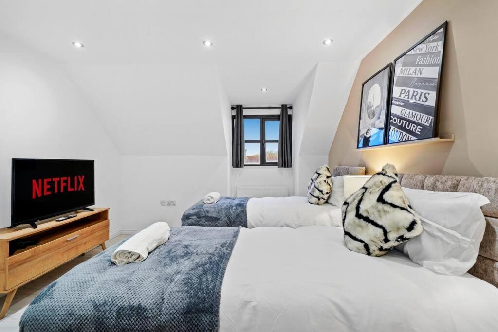 Luxury House with Pool Table, Sky TV, Netflix, Fast Wifi, Garden & Free Parking by Yoko Property view 3