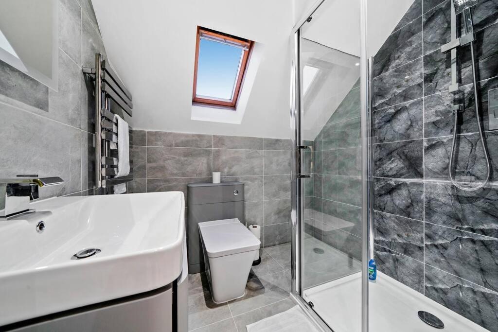Luxury House with Pool Table, Sky TV, Netflix, Fast Wifi, Garden & Free Parking by Yoko Property view 5