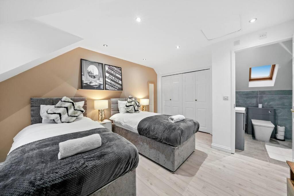 Luxury House with Pool Table, Sky TV, Netflix, Fast Wifi, Garden & Free Parking by Yoko Property view 2