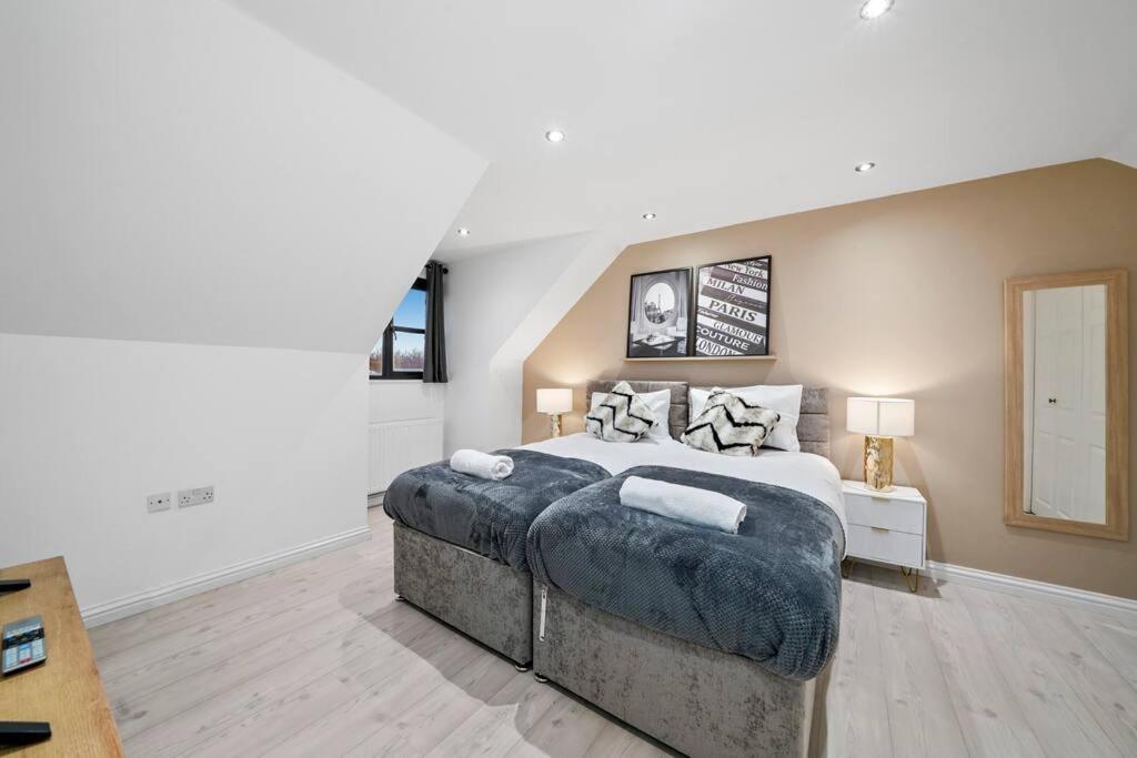 Luxury House with Pool Table, Sky TV, Netflix, Fast Wifi, Garden & Free Parking by Yoko Property view 4