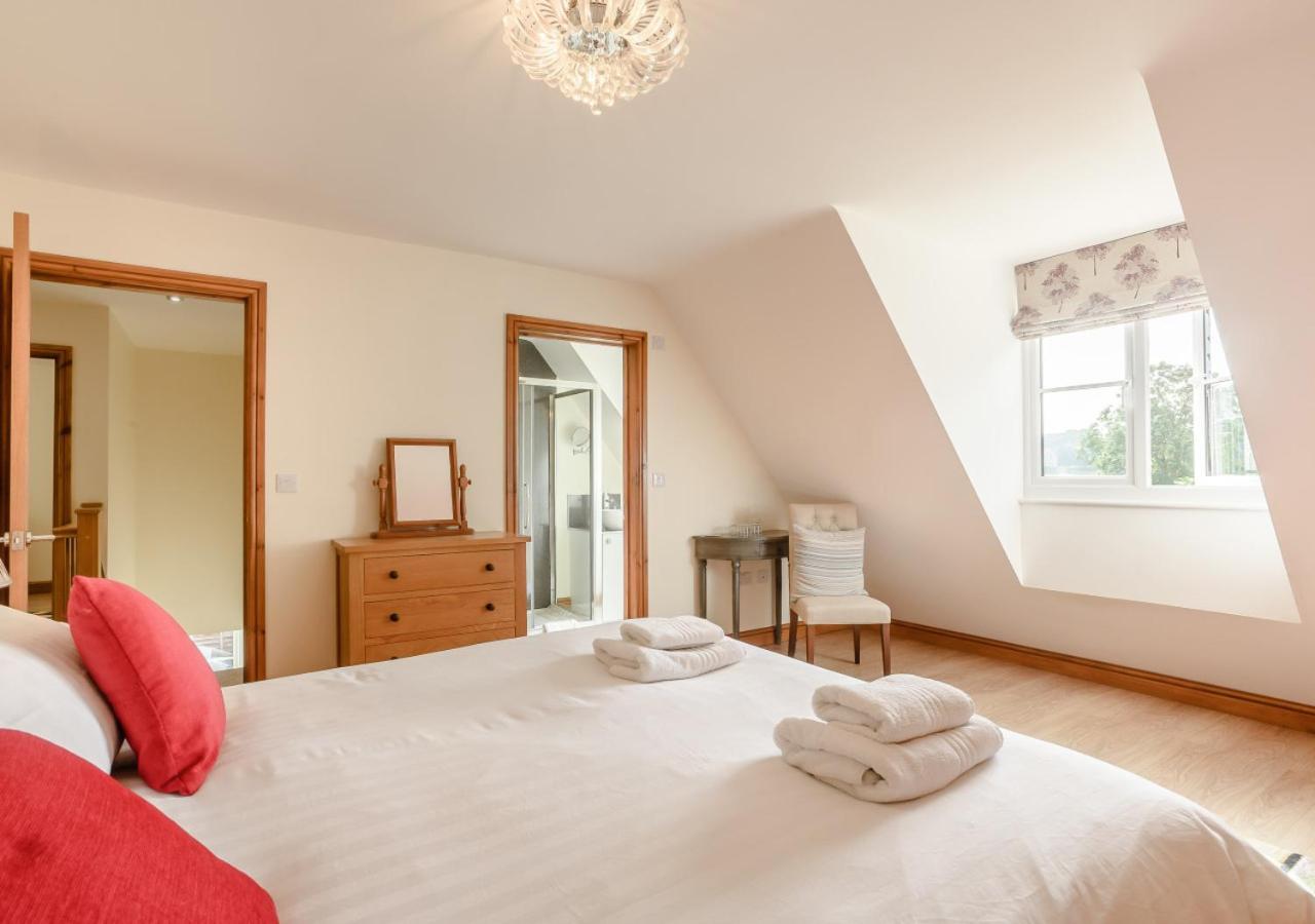 5 Bed in Hanworth Common oc-1650