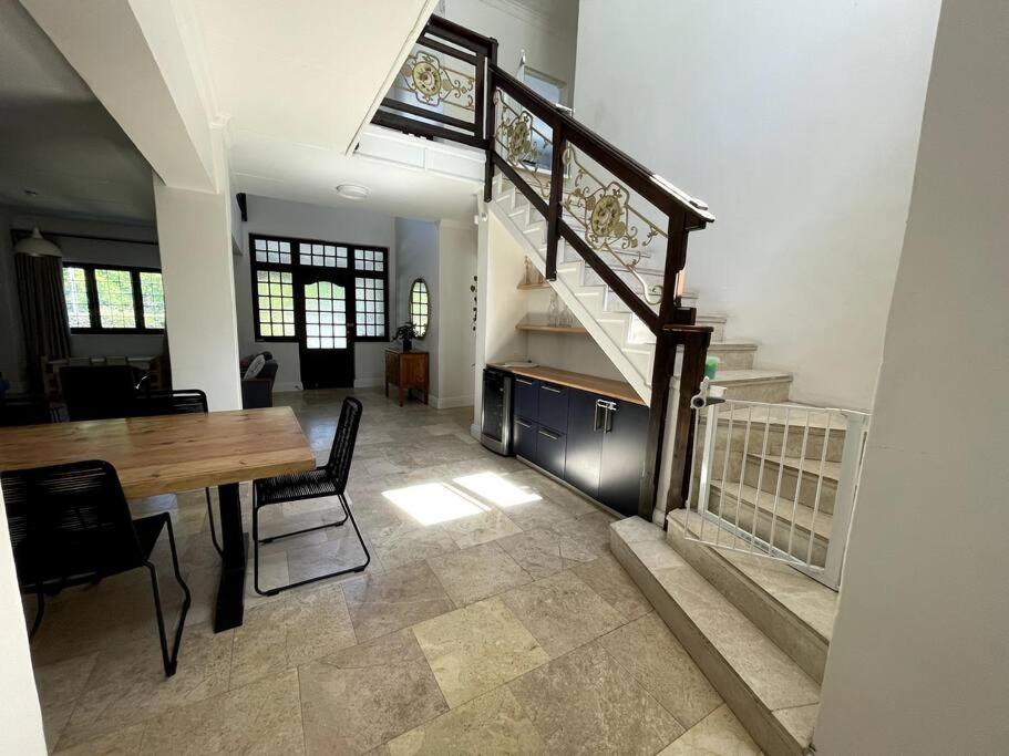 Lovely Family Home in Tamboerskloof, Cape Town view 4