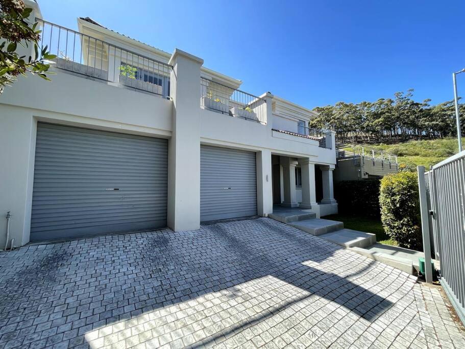 Lovely Family Home in Tamboerskloof, Cape Town view 5