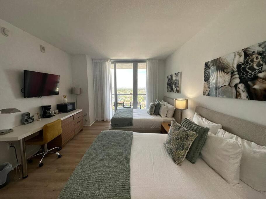 Studio with 2 Full Beds, Perfect Beach Location