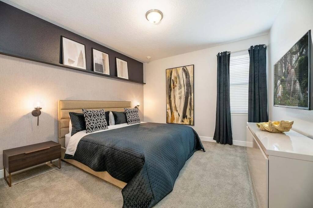 LUXE 10Min Disney Villa, 11BR with Theater and Game Room