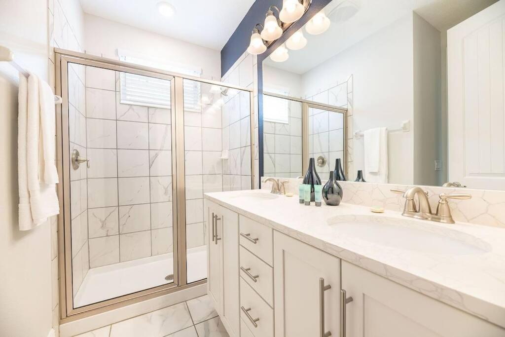 LUXE 10Min Disney Villa, 11BR with Theater and Game Room