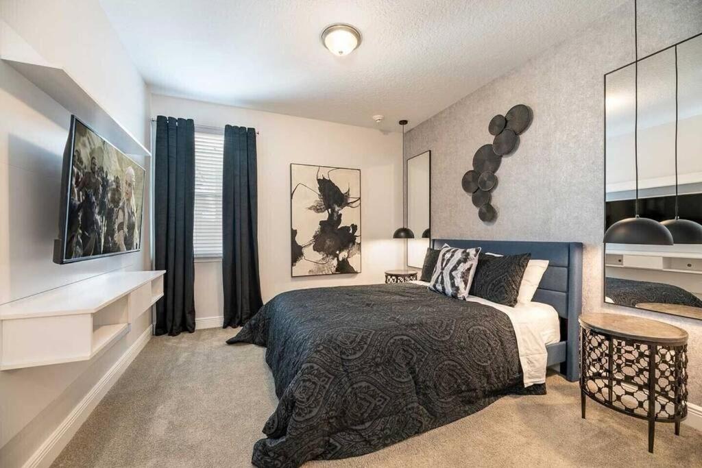 LUXE 10Min Disney Villa, 11BR with Theater and Game Room