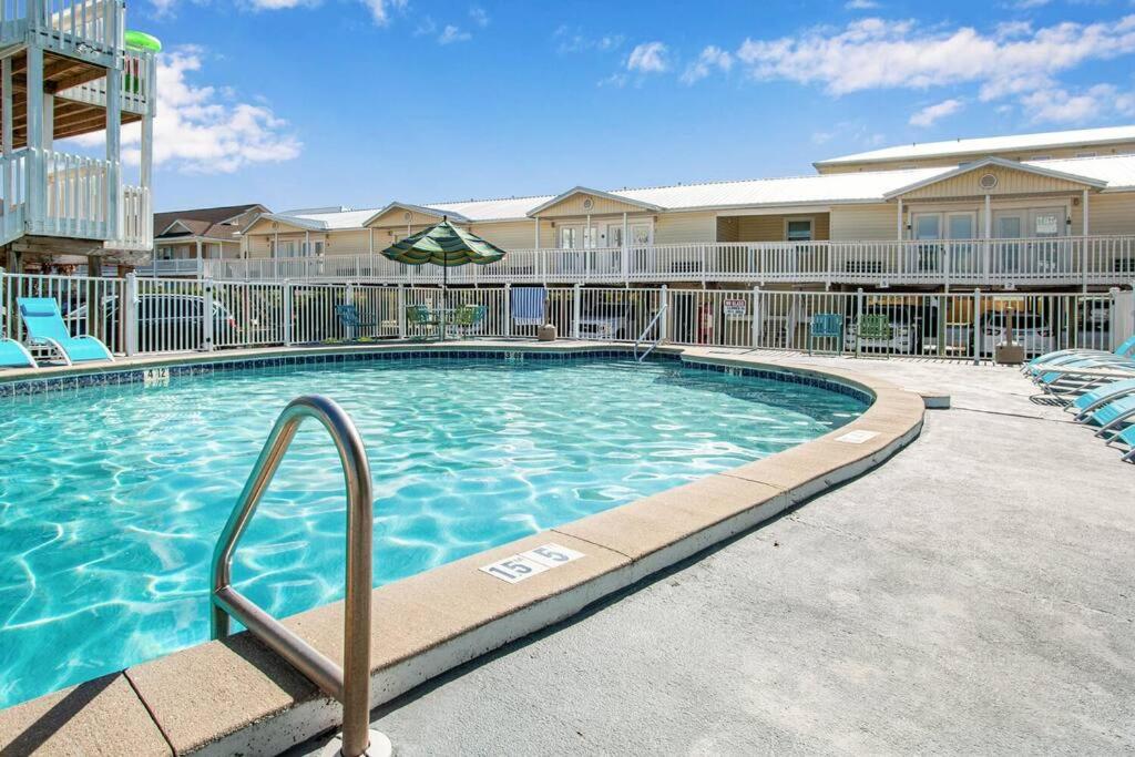 Private Beach Access With Pool and 2-MIn Walk to Beach
