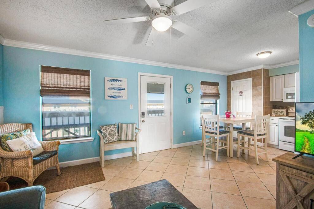 Private Beach Access With Pool and 2-MIn Walk to Beach