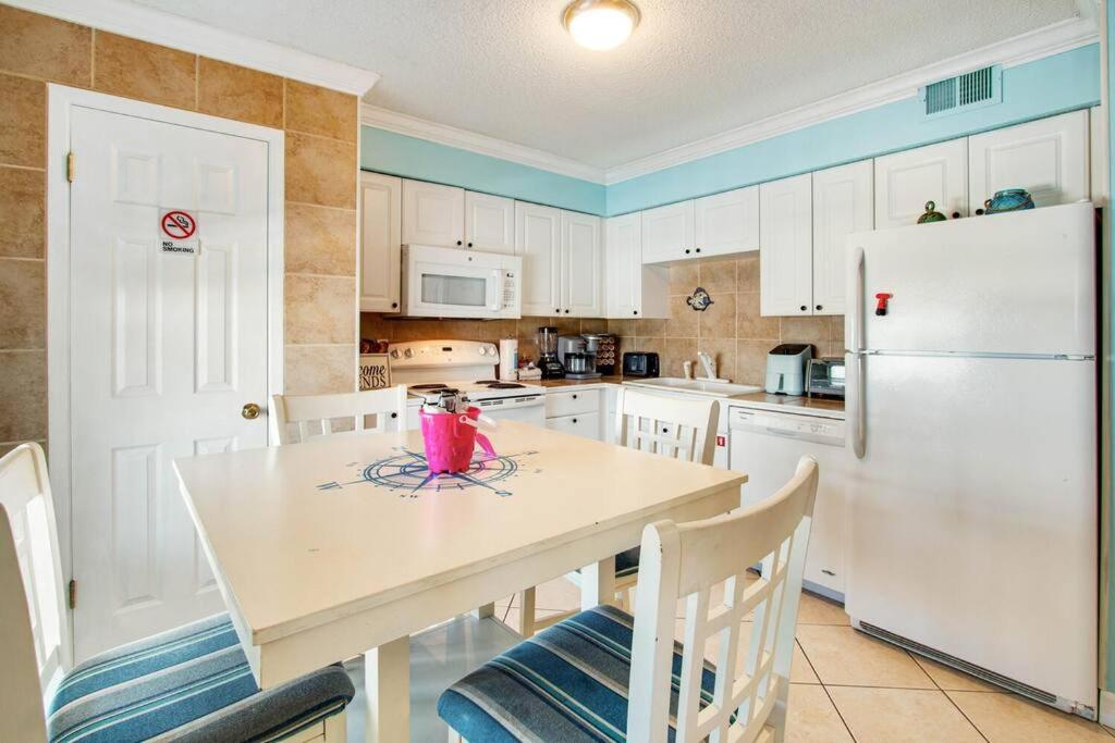 Private Beach Access With Pool and 2-MIn Walk to Beach
