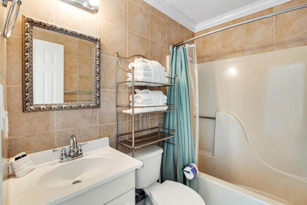Private Beach Access With Pool and 2-MIn Walk to Beach