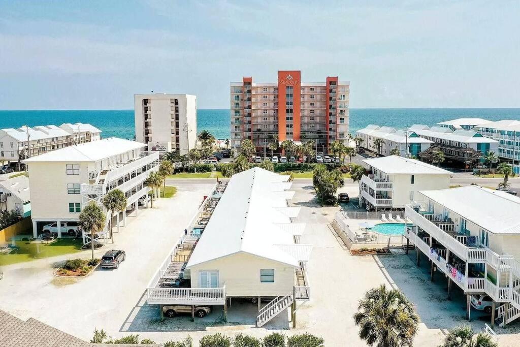 Private Beach Access With Pool and 2-MIn Walk to Beach