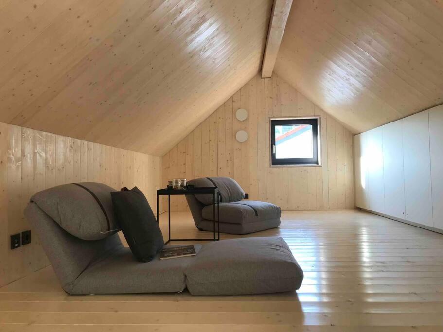 Modernes, ökologisches Design Ferienhaus in der Eifel Vulkaneifel I 2 Schlafzimmer, Sauna, Yoga & Kaminofen, schnelles WLAN & Arbeitsplatz