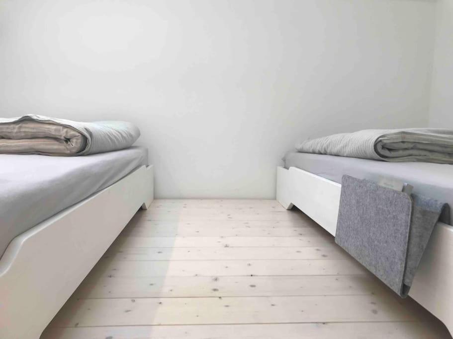 Modernes, ökologisches Design Ferienhaus in der Eifel Vulkaneifel I 2 Schlafzimmer, Sauna, Yoga & Kaminofen, schnelles WLAN & Arbeitsplatz