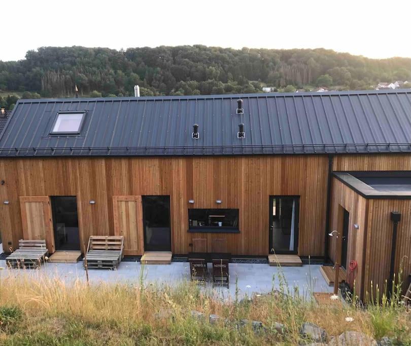 Modernes, ökologisches Design Ferienhaus in der Eifel Vulkaneifel I 2 Schlafzimmer, Sauna, Yoga & Kaminofen, schnelles WLAN & Arbeitsplatz