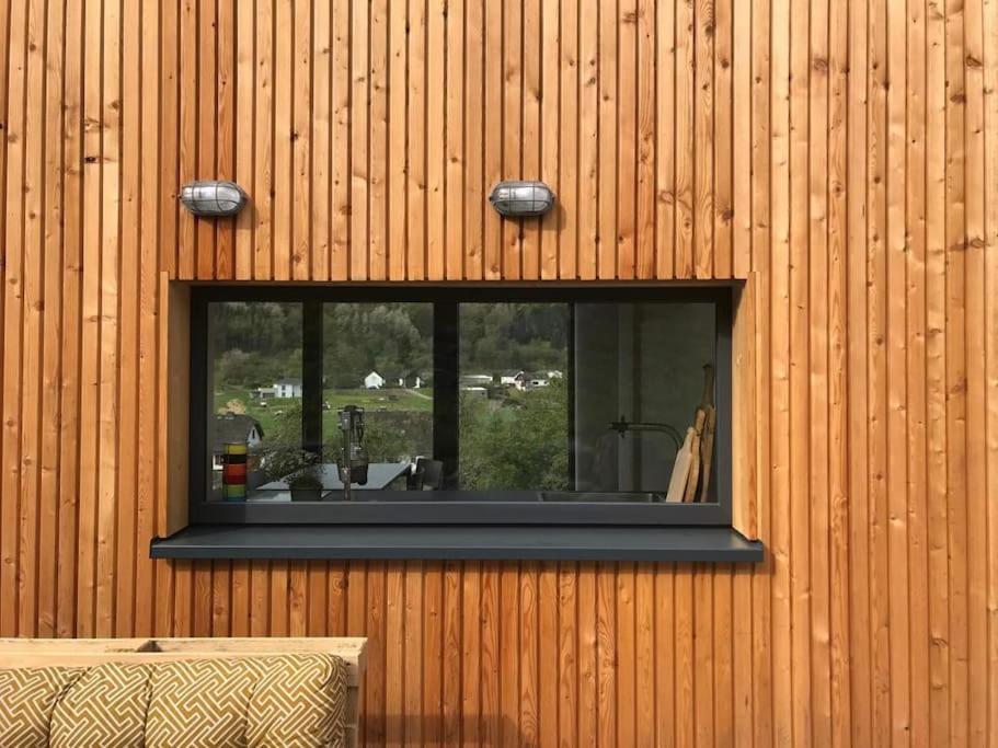 Modernes, ökologisches Design Ferienhaus in der Eifel Vulkaneifel I 2 Schlafzimmer, Sauna, Yoga & Kaminofen, schnelles WLAN & Arbeitsplatz