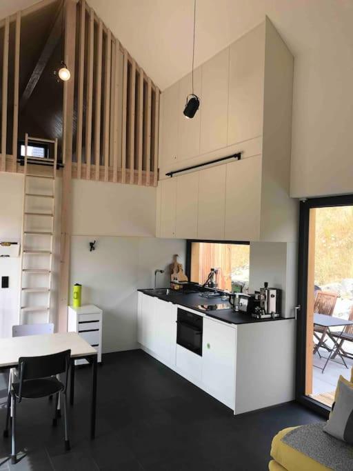 Modernes, ökologisches Design Ferienhaus in der Eifel Vulkaneifel I 2 Schlafzimmer, Sauna, Yoga & Kaminofen, schnelles WLAN & Arbeitsplatz