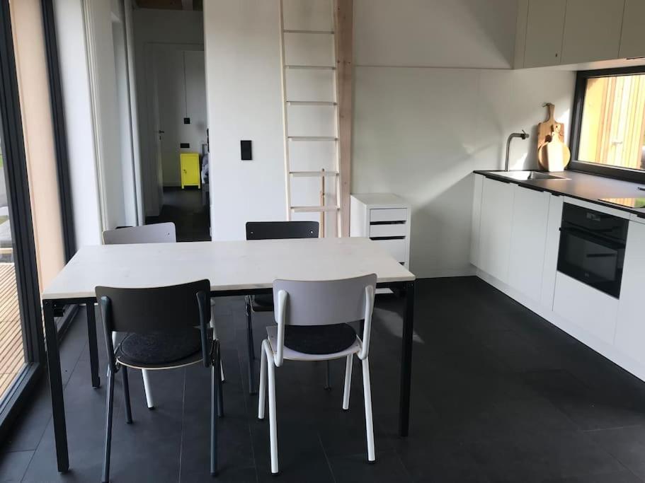 Modernes, ökologisches Design Ferienhaus in der Eifel Vulkaneifel I 2 Schlafzimmer, Sauna, Yoga & Kaminofen, schnelles WLAN & Arbeitsplatz
