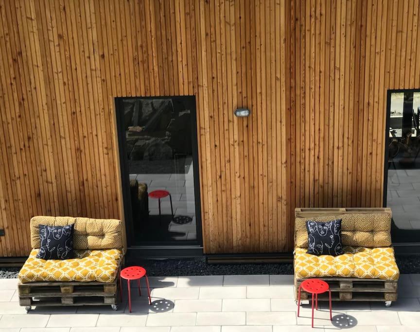Modernes, ökologisches Design Ferienhaus in der Eifel Vulkaneifel I 2 Schlafzimmer, Sauna, Yoga & Kaminofen, schnelles WLAN & Arbeitsplatz