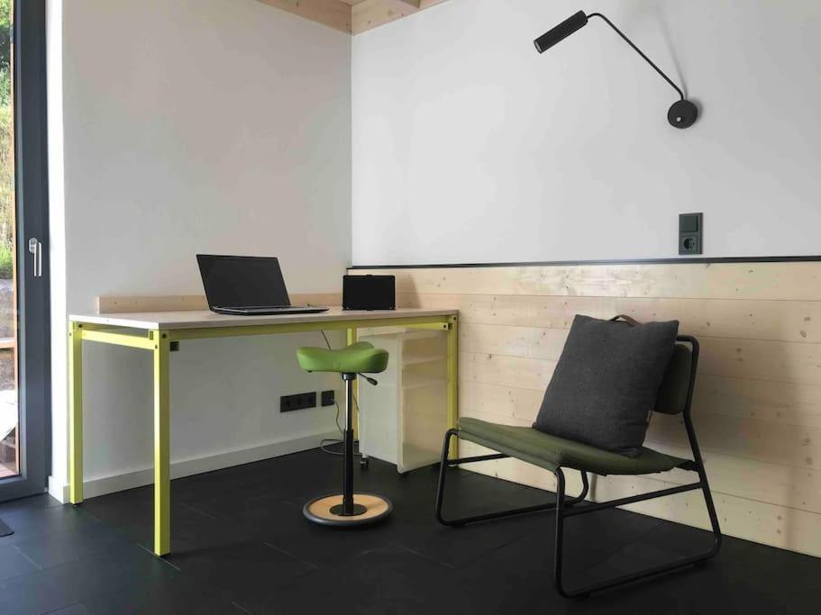 Modernes, ökologisches Design Ferienhaus in der Eifel Vulkaneifel I 2 Schlafzimmer, Sauna, Yoga & Kaminofen, schnelles WLAN & Arbeitsplatz