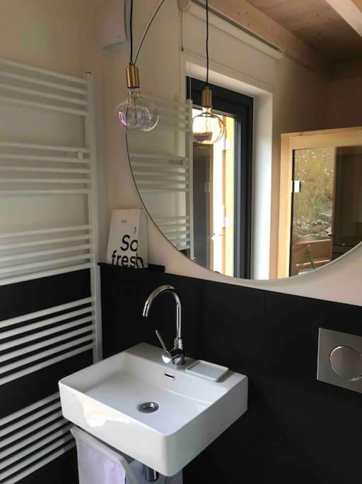 Modernes, ökologisches Design Ferienhaus in der Eifel Vulkaneifel I 2 Schlafzimmer, Sauna, Yoga & Kaminofen, schnelles WLAN & Arbeitsplatz