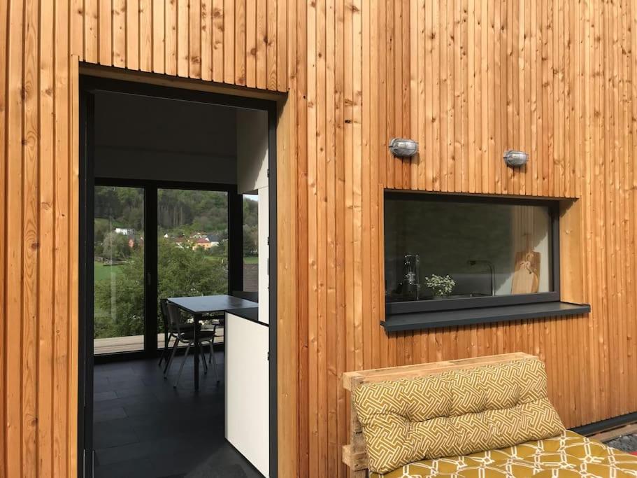Modernes, ökologisches Design Ferienhaus in der Eifel Vulkaneifel I 2 Schlafzimmer, Sauna, Yoga & Kaminofen, schnelles WLAN & Arbeitsplatz