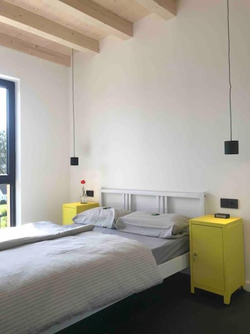 Modernes, ökologisches Design Ferienhaus in der Eifel Vulkaneifel I 2 Schlafzimmer, Sauna, Yoga & Kaminofen, schnelles WLAN & Arbeitsplatz