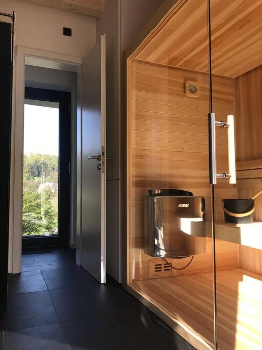 Modernes, ökologisches Design Ferienhaus in der Eifel Vulkaneifel I 2 Schlafzimmer, Sauna, Yoga & Kaminofen, schnelles WLAN & Arbeitsplatz