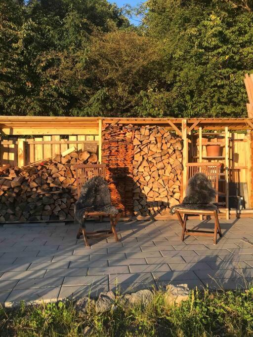 Modernes, ökologisches Design Ferienhaus in der Eifel Vulkaneifel I 2 Schlafzimmer, Sauna, Yoga & Kaminofen, schnelles WLAN & Arbeitsplatz