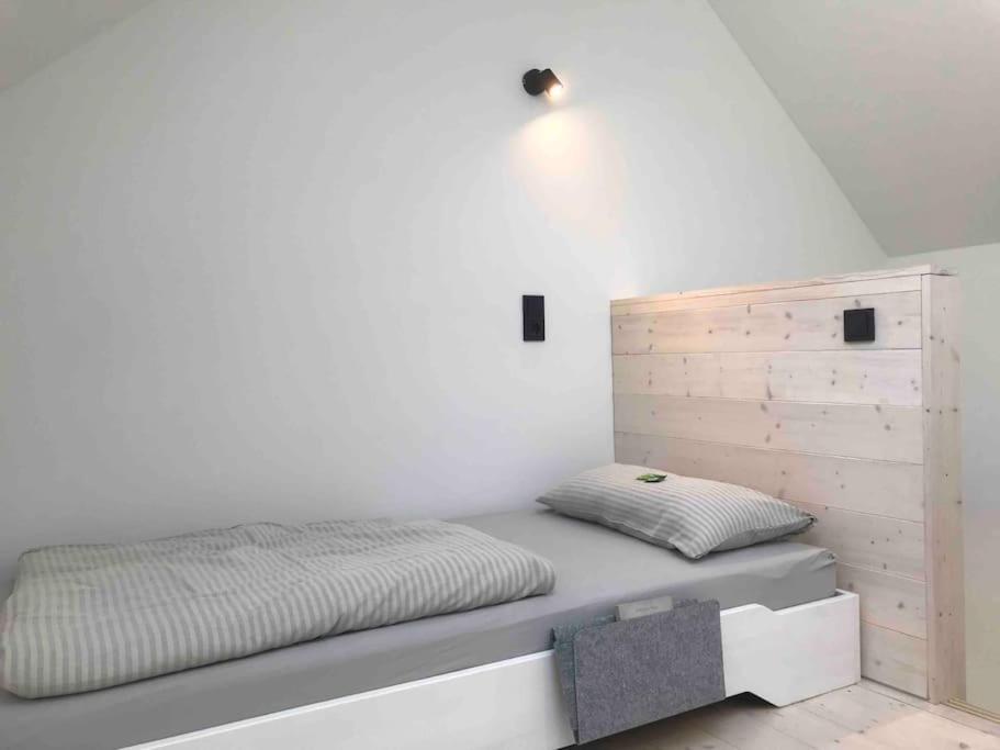 Modernes, ökologisches Design Ferienhaus in der Eifel Vulkaneifel I 2 Schlafzimmer, Sauna, Yoga & Kaminofen, schnelles WLAN & Arbeitsplatz