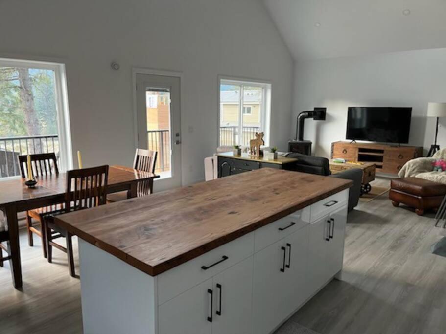 Stunning 5-bed Retreat in Sunshine Valley