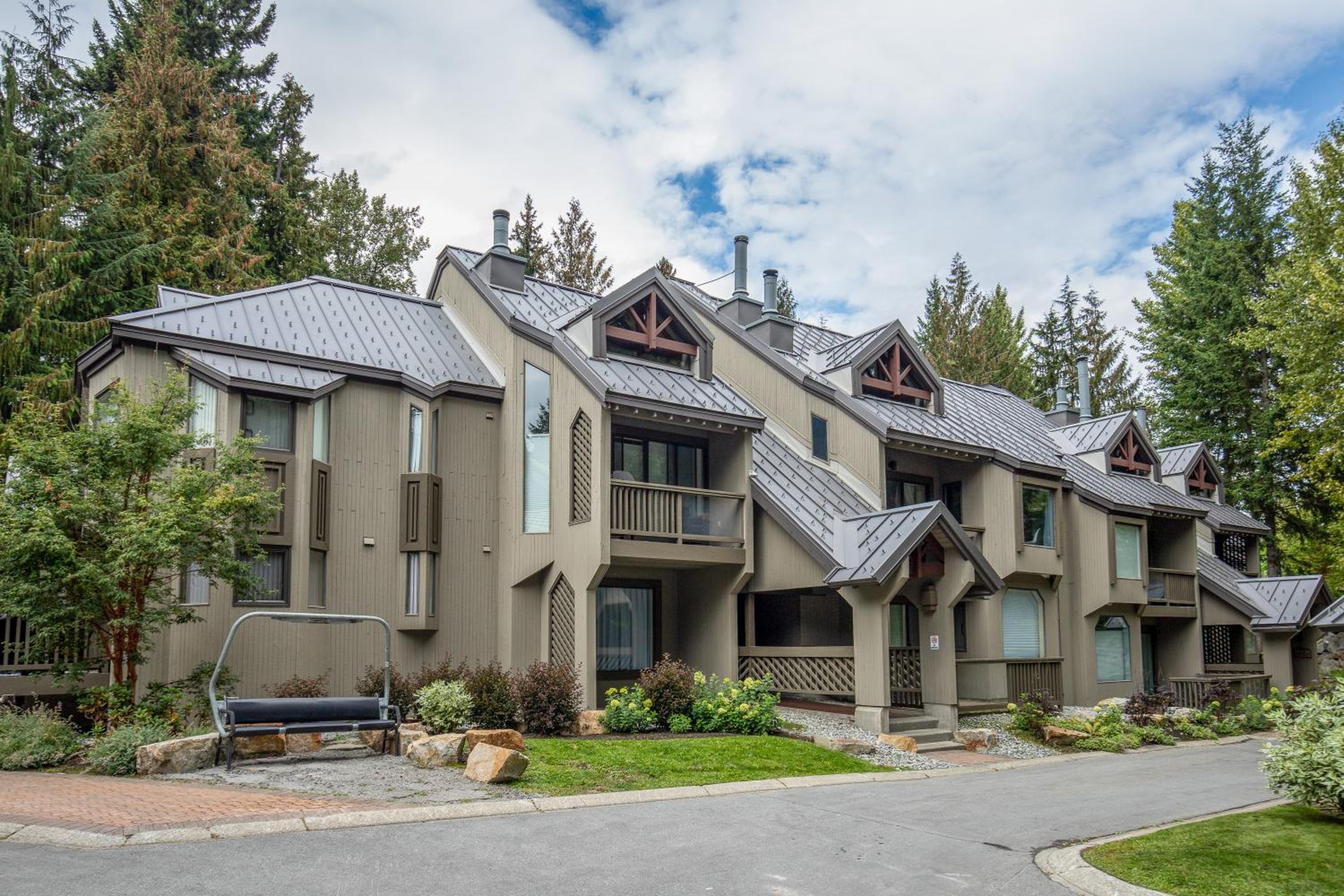 2BR plus Den in The Gables, Dog Friendly, Near Both Mountains, Wood Burning Fireplace, Free Parking