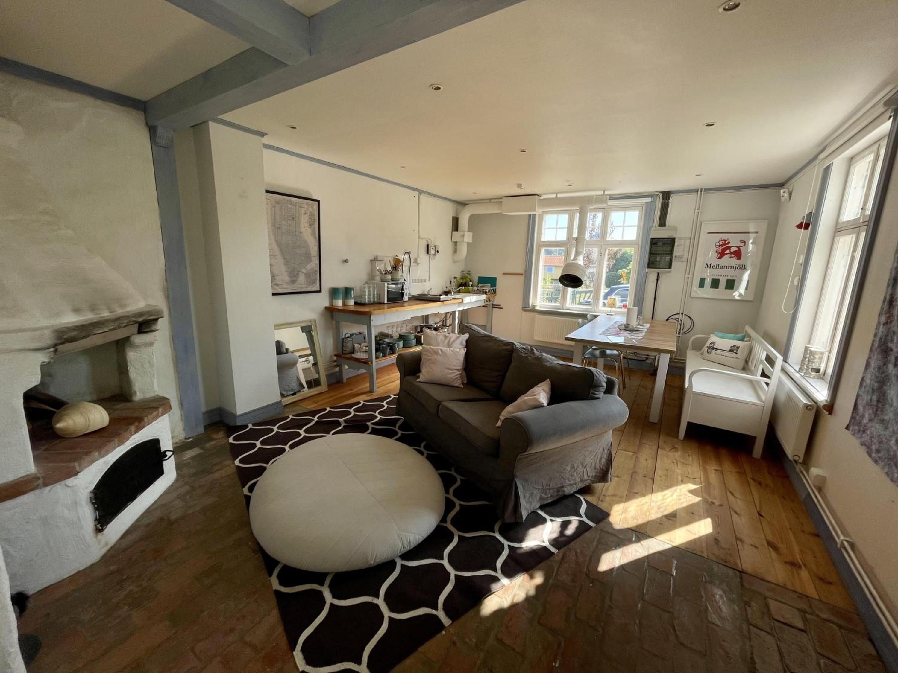2 Bed House Sleeps 4 with Garden & Free Parking view 2