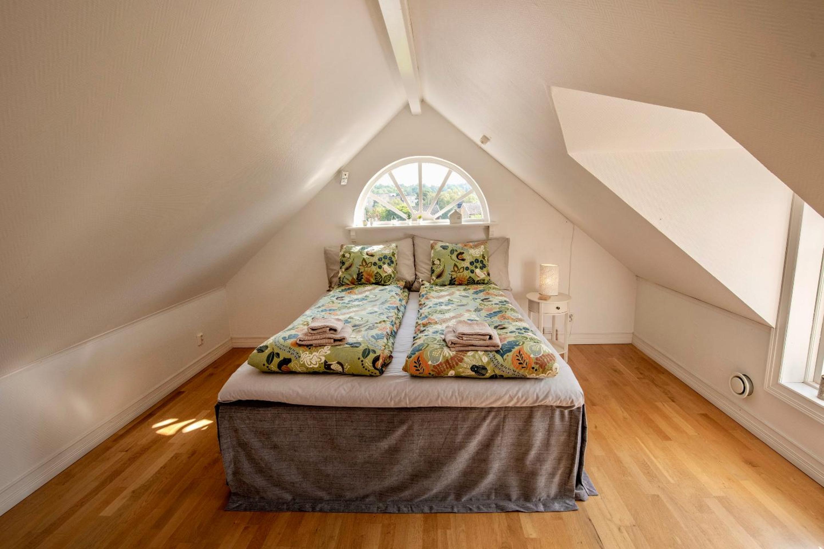 2 Bed House Sleeps 4 with Garden & Free Parking view 5
