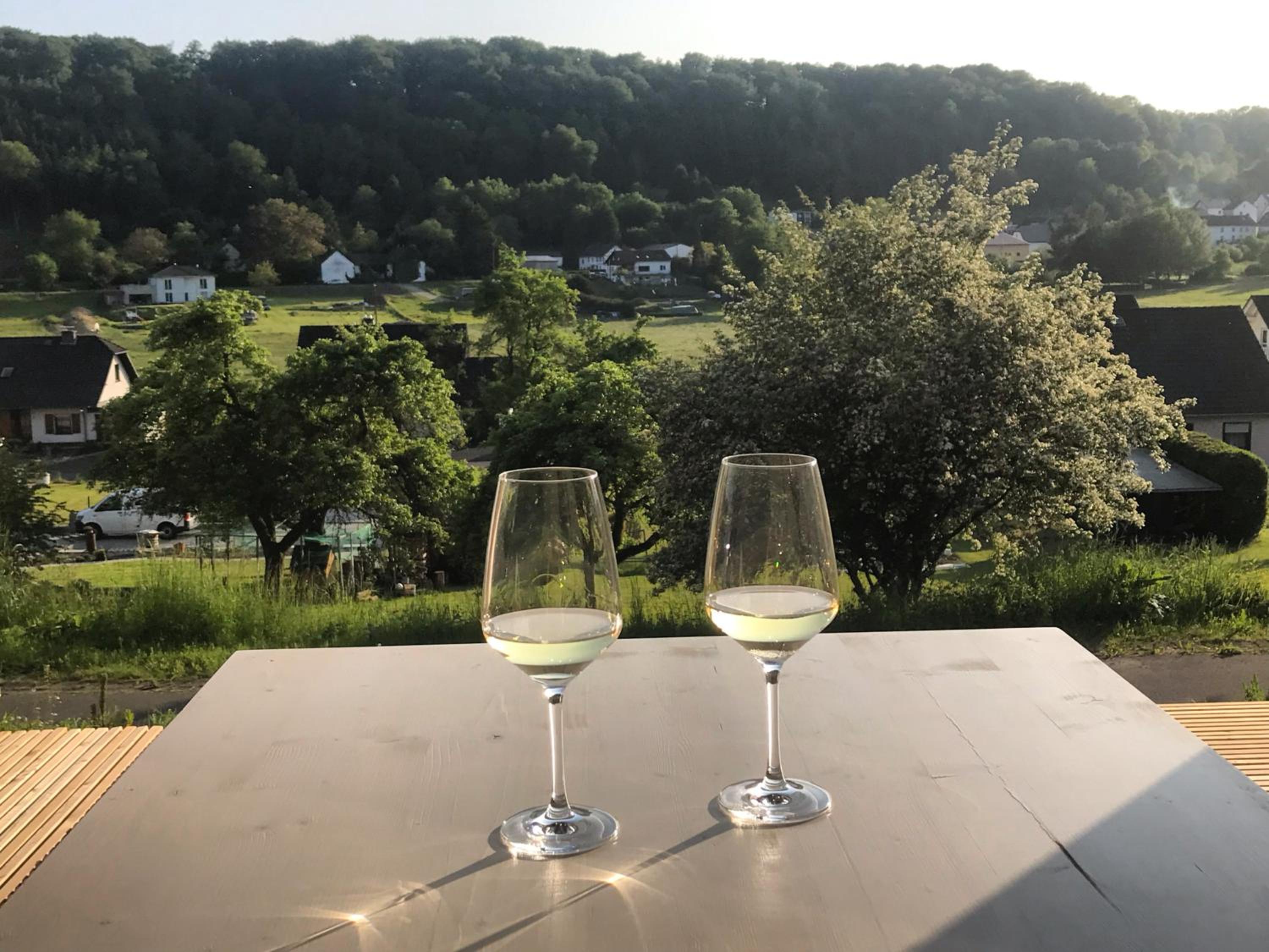 Modernes, ökologisches Design Ferienhaus in der Eifel Vulkaneifel I 2 Schlafzimmer, Sauna, Yoga & Kaminofen, schnelles WLAN & Arbeitsplatz