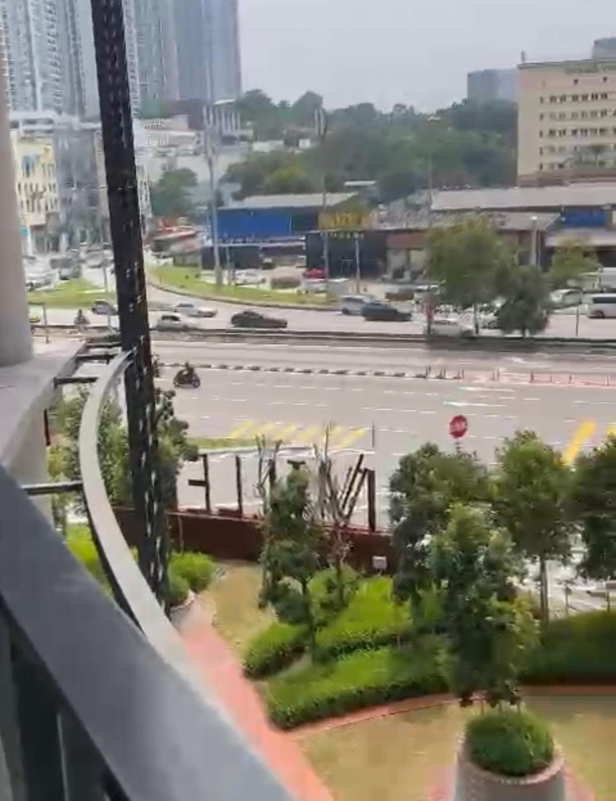 Millerz Suite 3R2B Condo Near MidValley 3 Beds 3 Bedrooms Staycation Best Choice