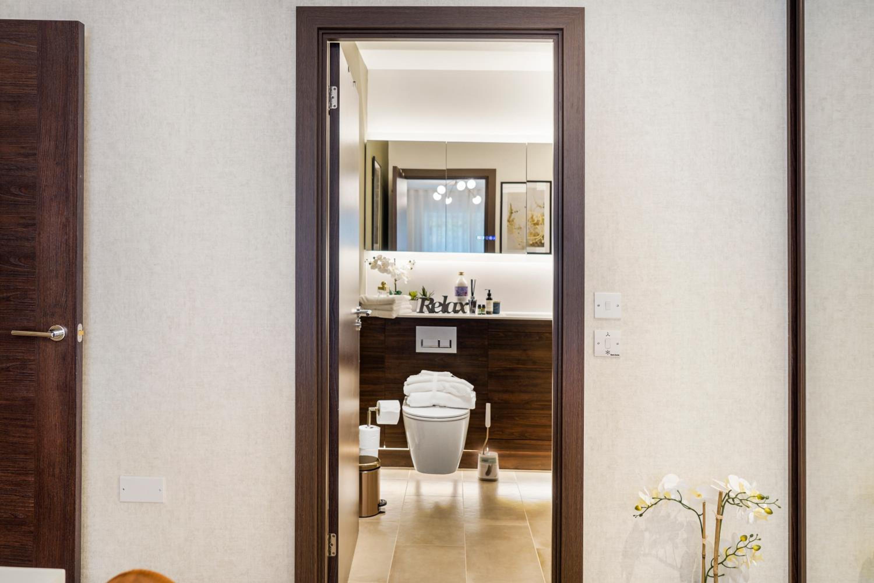 The WaterHouse Avenue by Kandara 5 Star City Home in Maidstone view 5