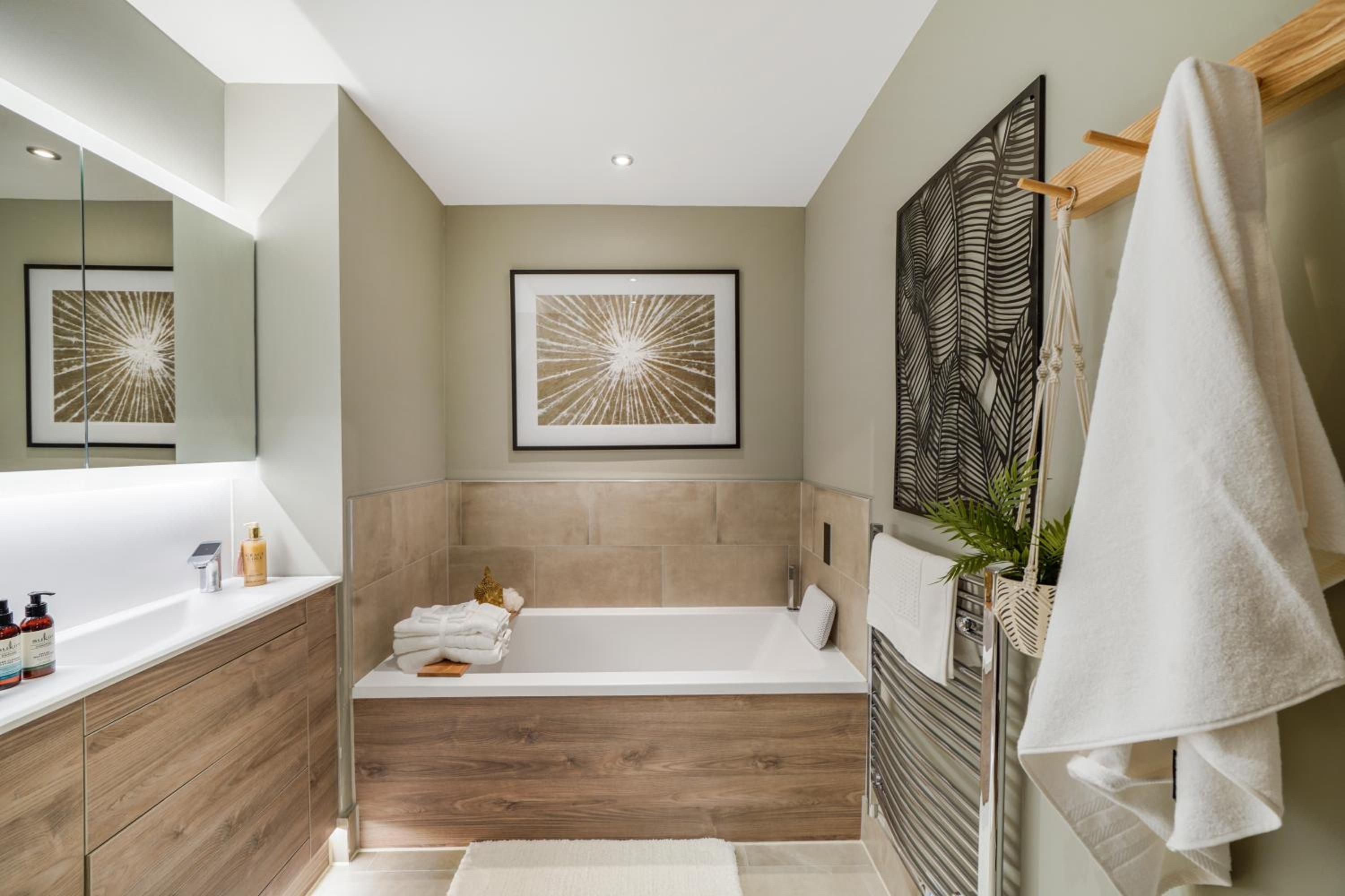 The WaterHouse Avenue by Kandara 5 Star City Home in Maidstone view 2