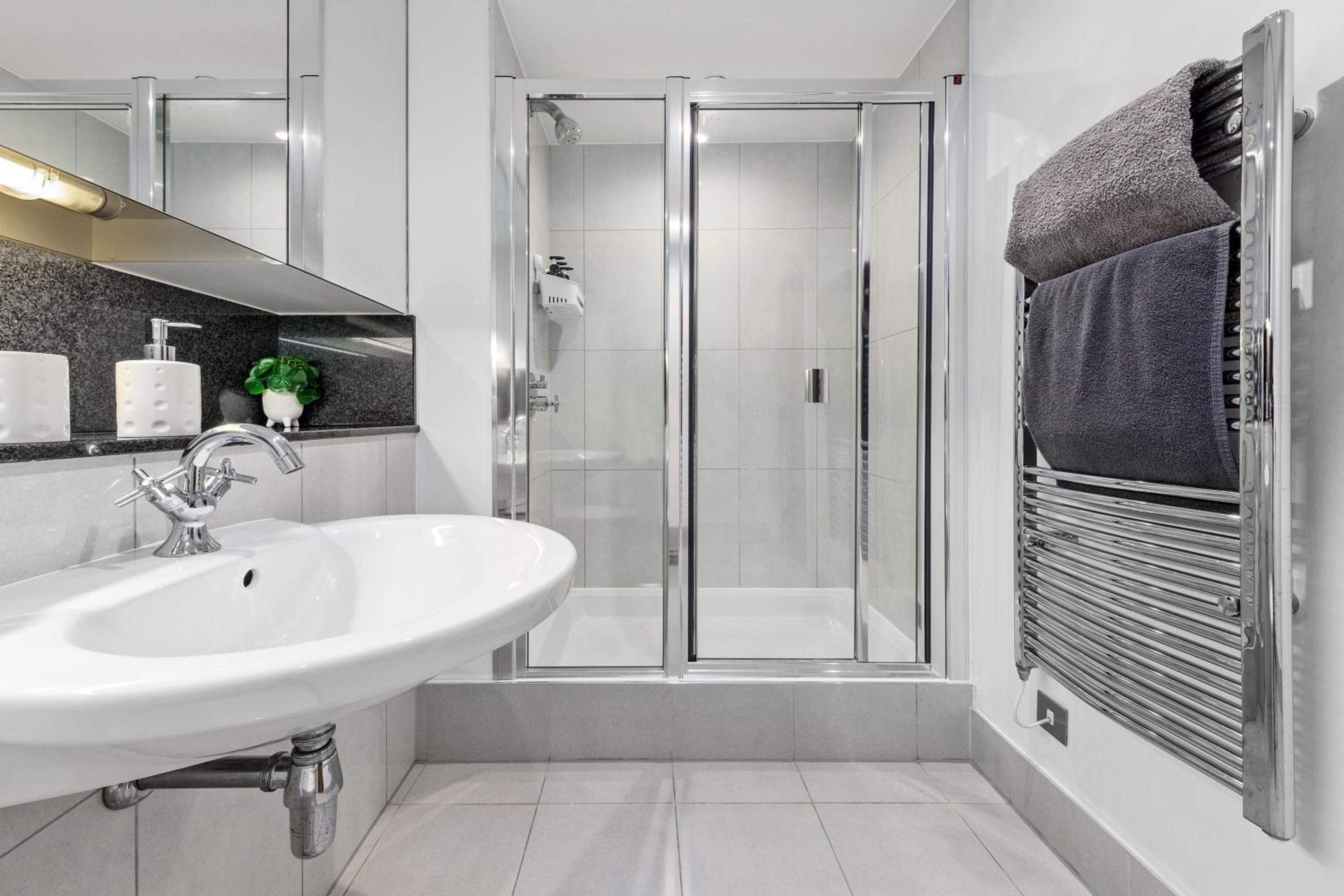 Vauxhall large 2bedroom Central London with amazing River View Panoramic Balcony